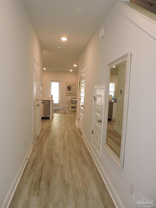 Foto del edificio - 7170 Village Ln