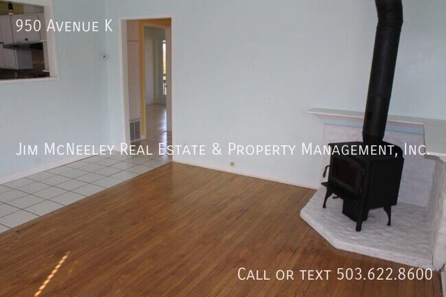 Building Photo - Pets possible! Charming 3 Bed/ 2 Bath Coas...