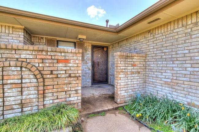 Building Photo - 4 bed 2 bath in OKC!