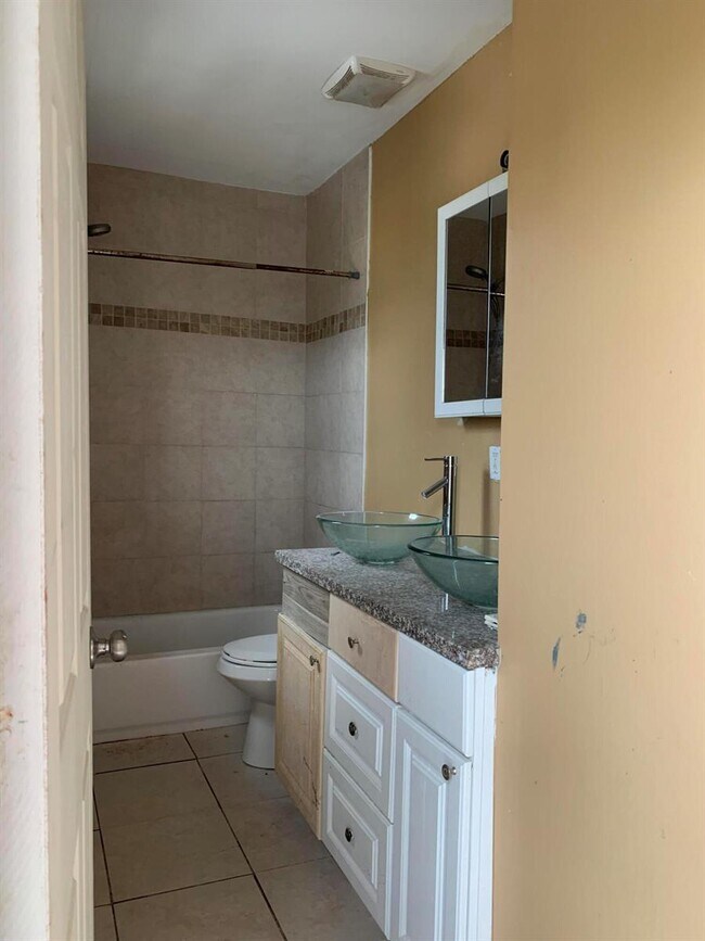 Foto del edificio - 1811 N Tamarind Ave