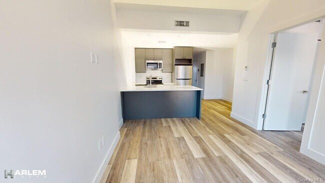 Building Photo - 2267 2nd Ave