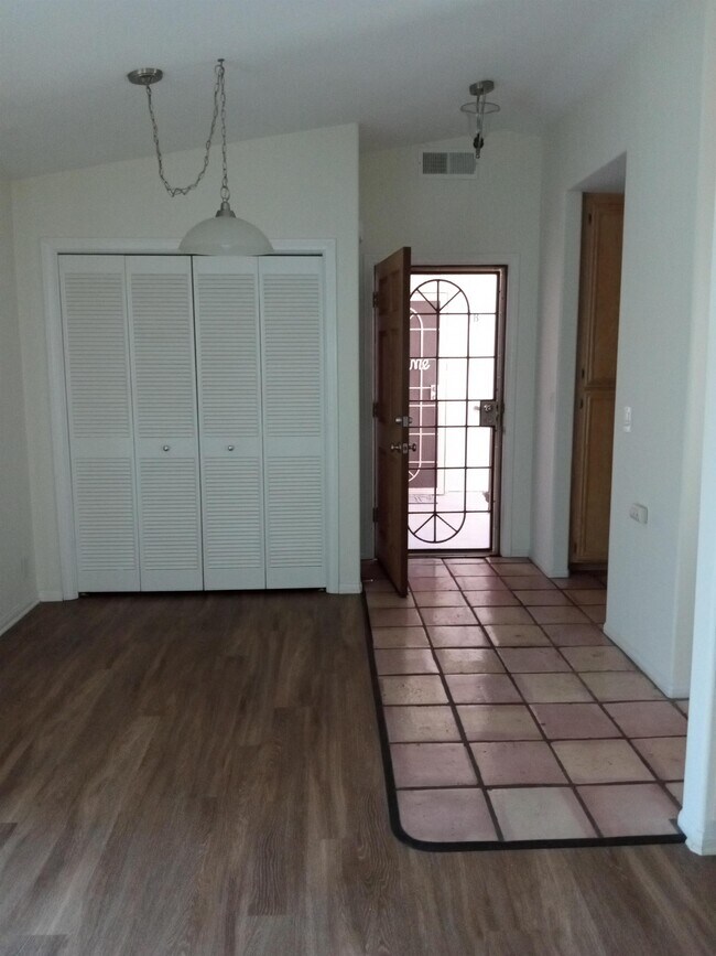 Foto del edificio - 855 S Cleveland St