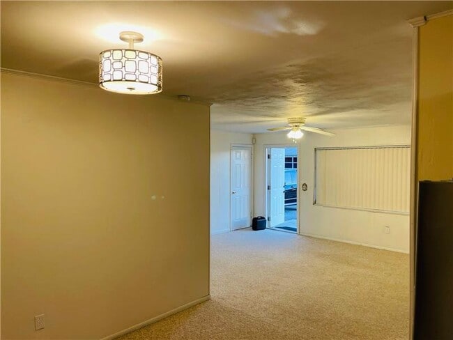 Building Photo - 520 W 24th St