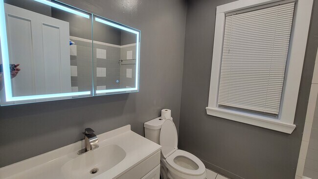 Foto del edificio - 5807 N Artesian Ave