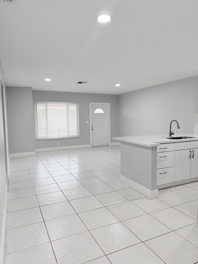 Building Photo - 4751 SW 43rd Ave