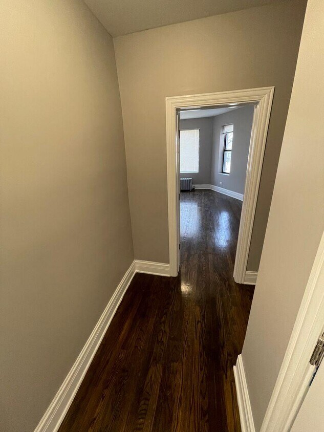 Foto principal - 3 bedroom in Chicago IL 60628