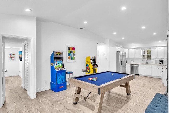 Building Photo - 1568 NE 35th St