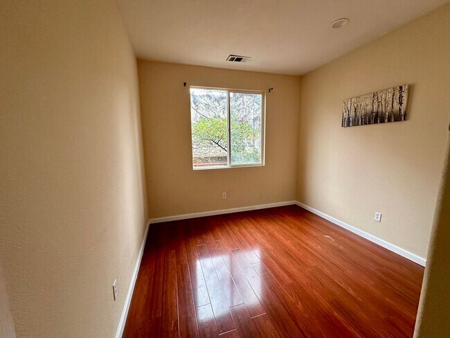 Building Photo - Bright 4 Bedroom 3 Bathroom Union City!!