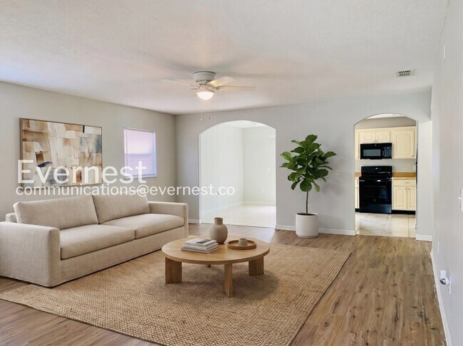 Foto del edificio - Spacious Home with Attached Garage and Central Air | Pet friendly | Available Soon!
