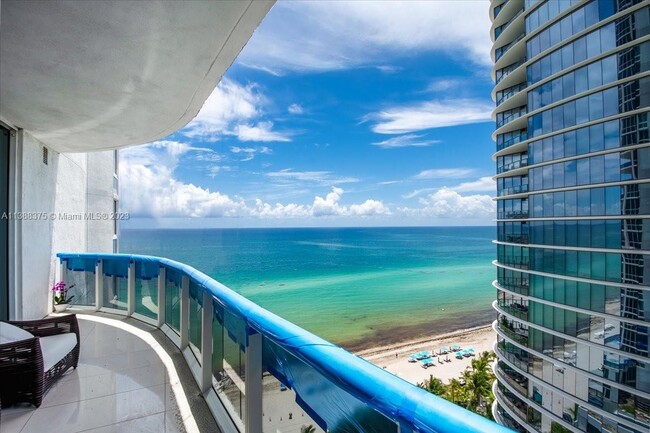 Foto del edificio - 15811 Collins Ave