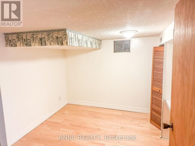 Building Photo - 74 Castle Hill Dr