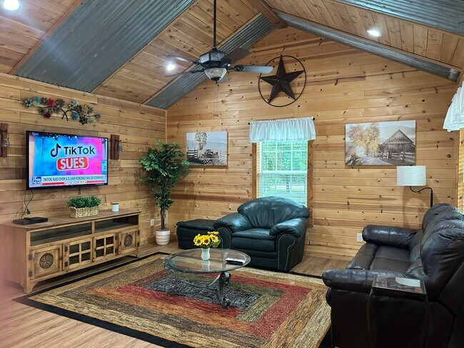 Foto del edificio - 6295 Spring Branch Rd