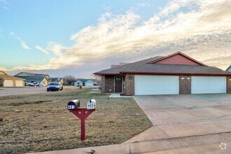Building Photo - 401 Debra Ct
