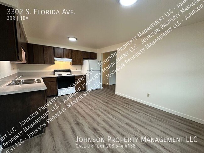 Building Photo - 3-Bedroom Duplex with Large Yard and Garag...