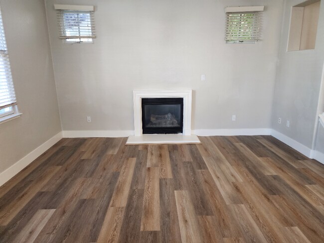 Foto del edificio - 1117 Baywood Ln