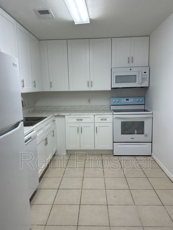 Building Photo - 4154 Versailles Dr