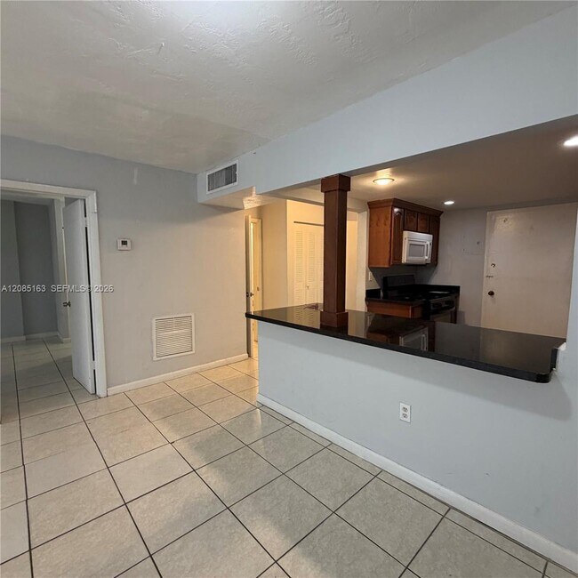 Foto del edificio - 2175 NE 170th St
