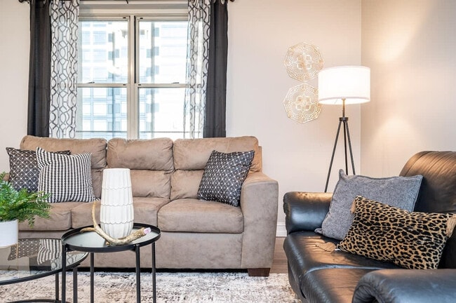 Building Photo - 300 Peachtree Rd NE