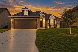 Building Photo - 808 Fallbrook Dr