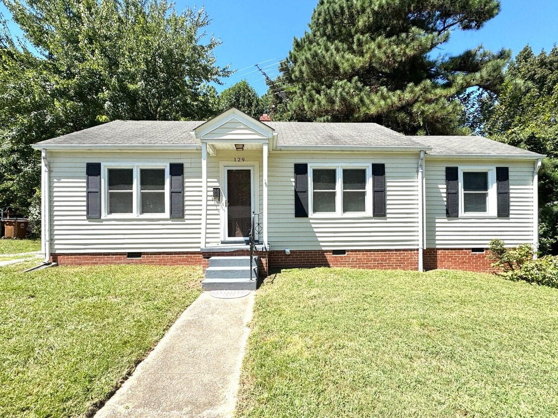 Primary Photo - Adorable 3 Bedroom - Convenient to Market ...