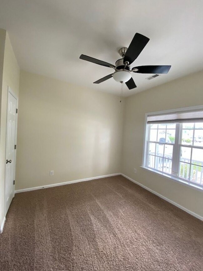 Building Photo - Welcome to this stunning 3-bedroom, 2-bath...