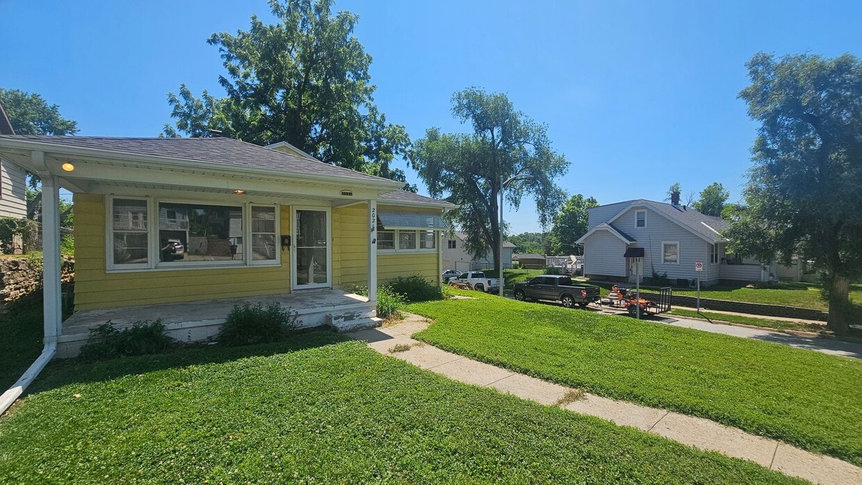 Primary Photo - Mid Century 3 Bedroom