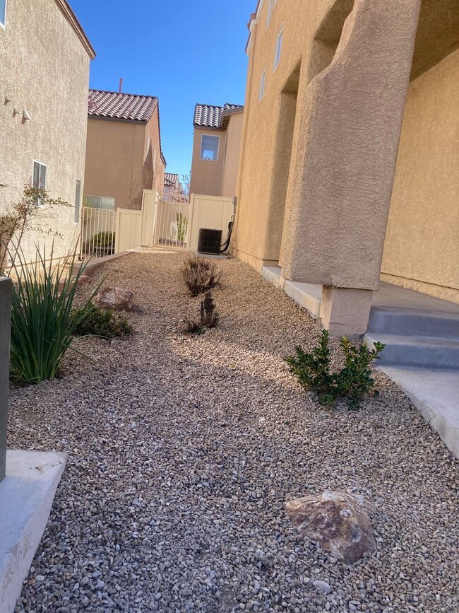 Foto del edificio - 4 bedroom 2.5 Bath 2 car garage near Sky C...