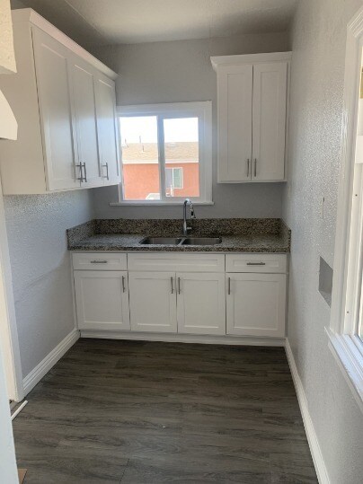 Primary Photo - Spacious 2-Bedroom Apartment in Prime Los ...