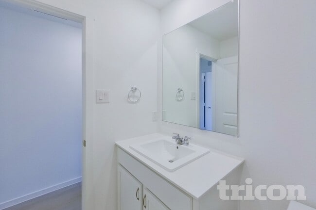 Building Photo - 807 Ginkgo Wy