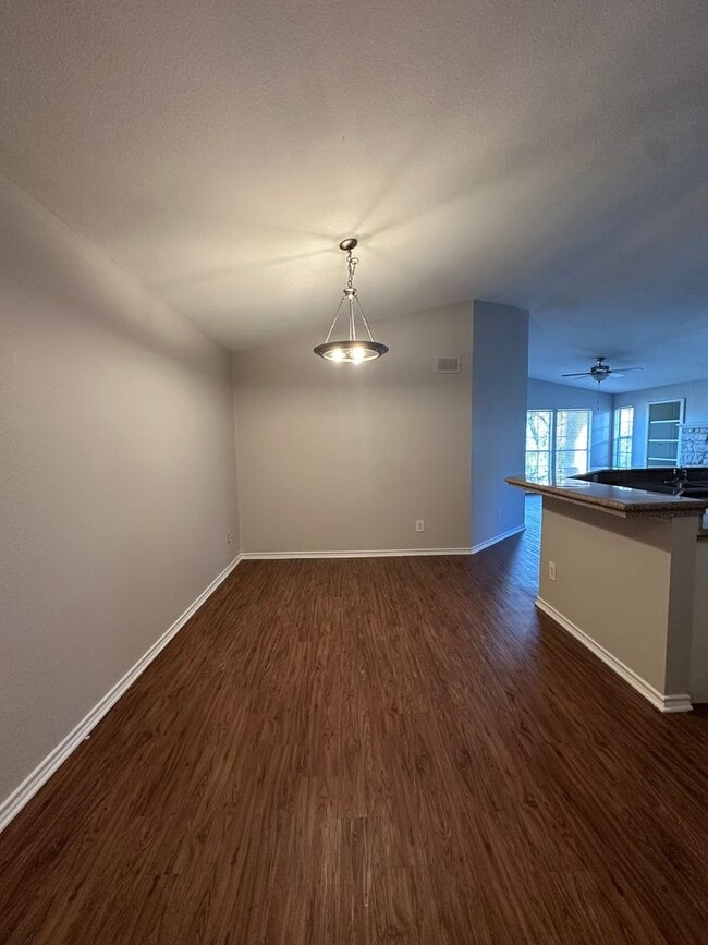 Foto del edificio - Pointe 360 @ 222 Condominiums - Huge 2 bedroom w attached Garage -  $1295 Rent w Credit - Pool