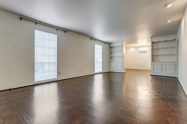 Building Photo - ALAMO HEIGHTS 2-BEDROOM CONDOMINIUM