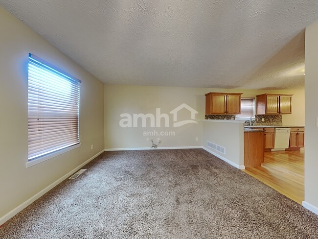 Building Photo - 260 University Dr