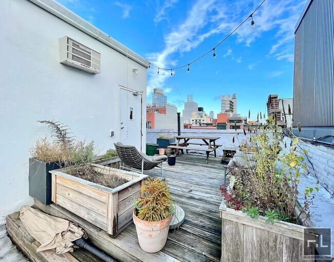 Building Photo - Mott Street