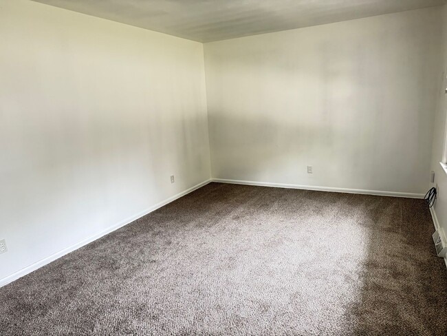 Foto del edificio - Extremely sharp, clean and roomy 2 BR Dupl...