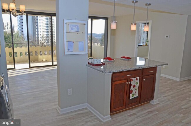 Foto del edificio - 6301 Stevenson Ave