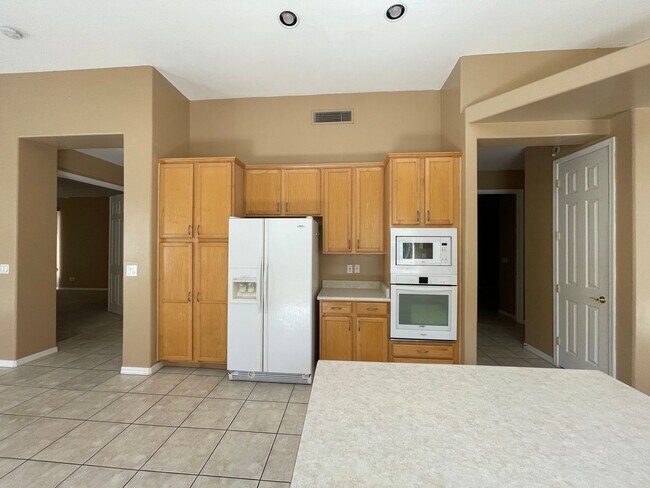 Foto del edificio - 3 BED / 2 BATH Mountain Park Ranch with a pool **Gated Community**