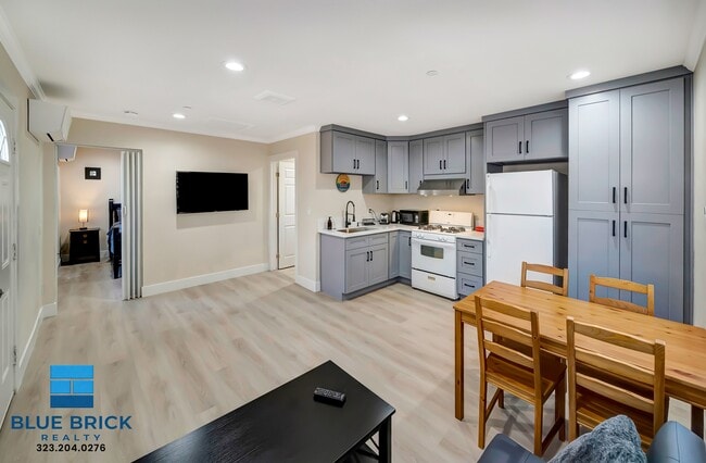 Building Photo - 5843 Vanalden Ave