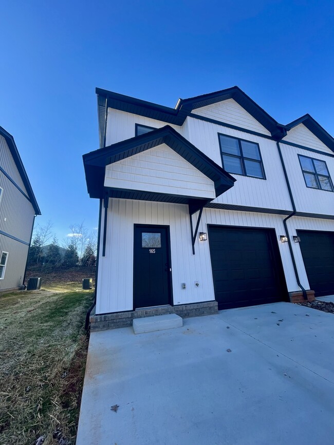 Building Photo - 165 Independence Ln