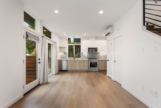 Foto del edificio - 2BR + Den Townhouse with Rooftop Deck