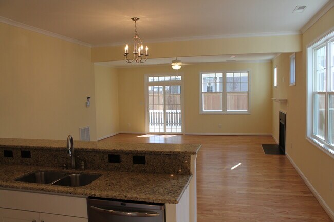 Foto del edificio - BEAUTIFUL 4BR/3.5BA Custom Home with Grani...