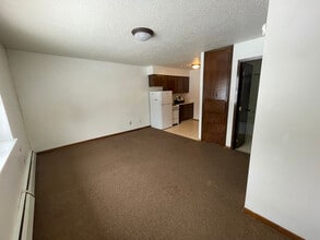 Building Photo - 320 Oak Ave N