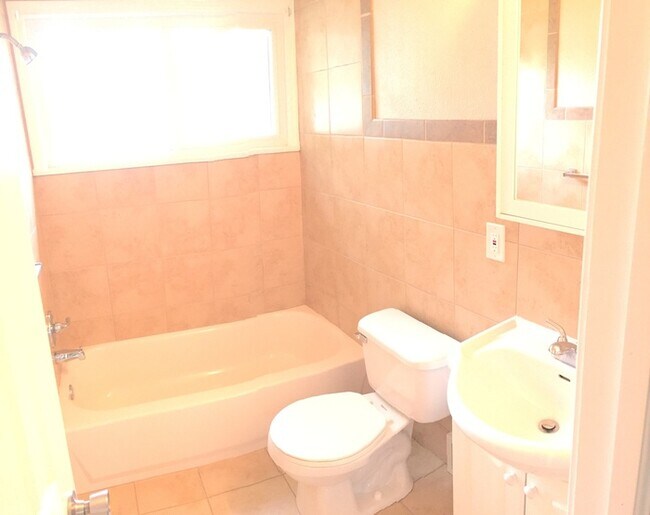 Foto del edificio - Charming ranch in wonderful neighborhood