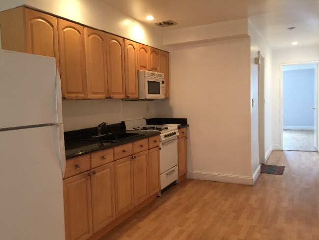 Foto del edificio - 32-28 73rd St