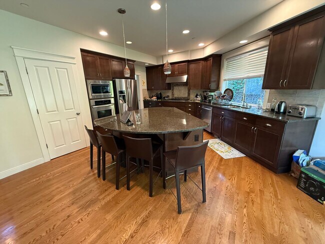Building Photo - Modern 4BR Home in Redmond with Spacious L...