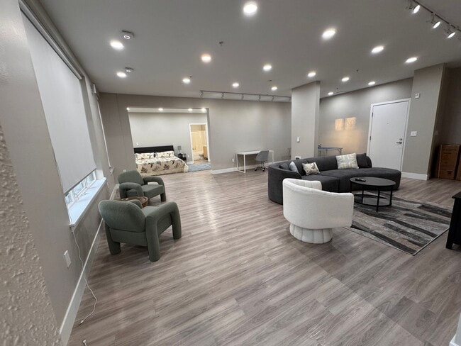 Building Photo - Hawthorne @ Ladd's - 1 & 2 Bedroom Apartme...