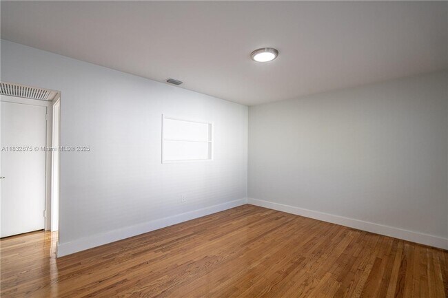Foto del edificio - 117 S Shore Dr