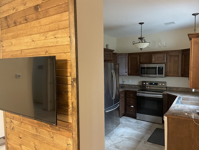 Kitchen - 610 Highland Ridge Dr