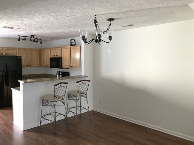 Building Photo - 2 Bedroom Townhome Near Lenox Village!