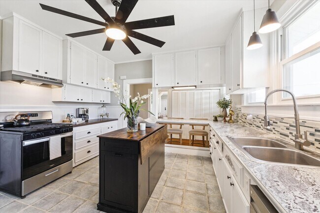 Building Photo - 3828 Seawall Blvd