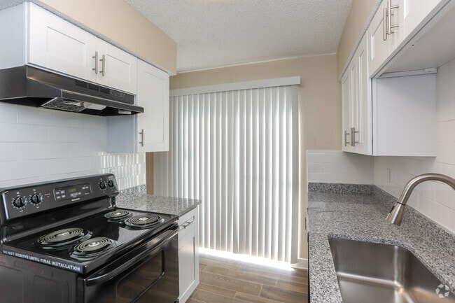 1BR, 1BA - 680SF - Kitchen - Summerwood Apartments
